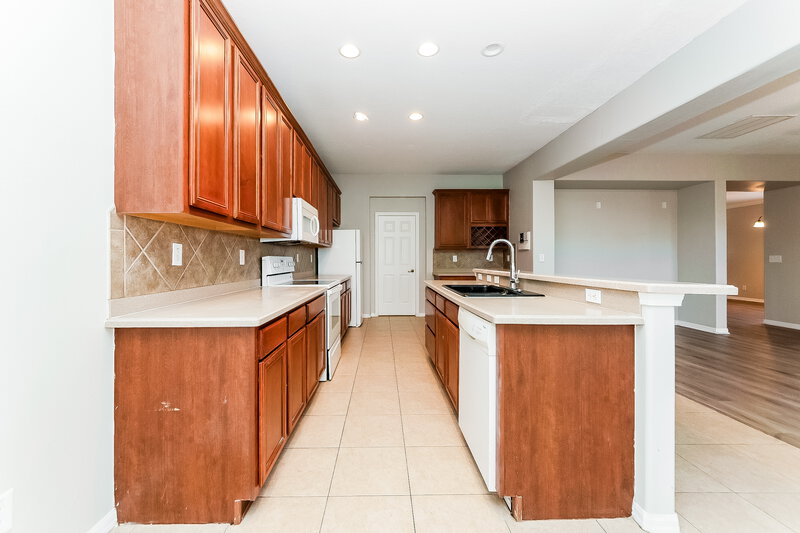 2,375/Mo, 319 Vine Cliff St Ruskin, FL 33570 Kitchen View