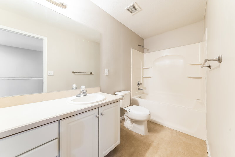 2,375/Mo, 319 Vine Cliff St Ruskin, FL 33570 Main Bathroom View