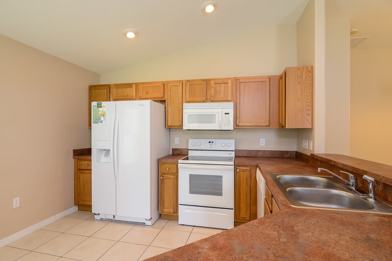 2,140/Mo, 7241 Twin Cedar Ln Lakeland, FL 33810 Kitchen View 2