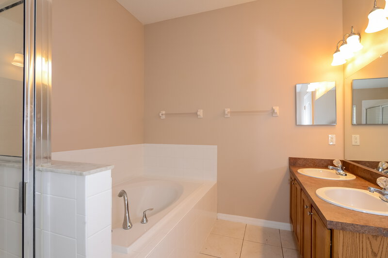 2,140/Mo, 7241 Twin Cedar Ln Lakeland, FL 33810 Master Bathroom View