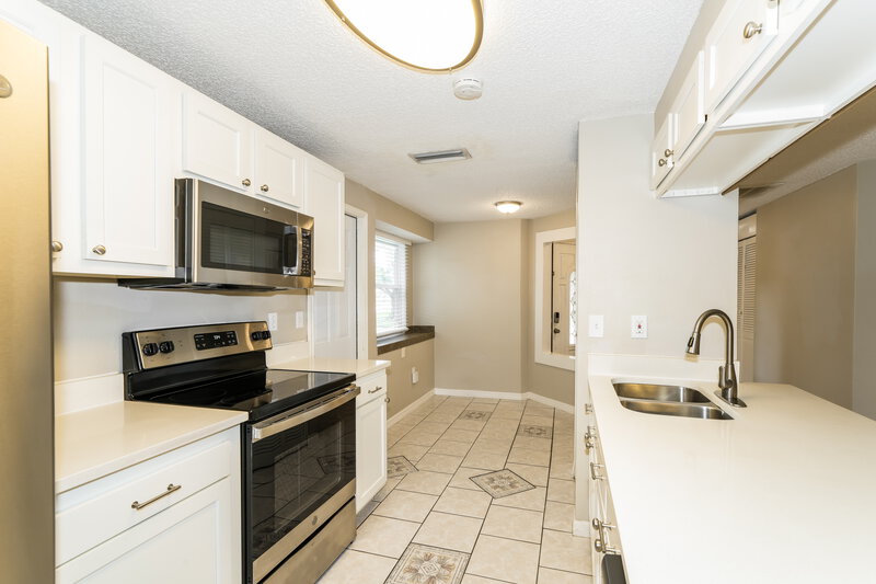2,725/Mo, 412 Lakeview Dr Oldsmar, FL 34677 Kitchen View 2