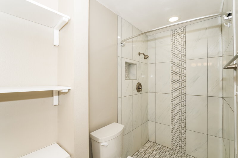 2,725/Mo, 412 Lakeview Dr Oldsmar, FL 34677 Main Bathroom View