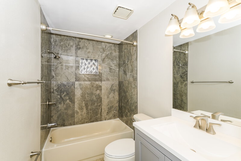 2,725/Mo, 412 Lakeview Dr Oldsmar, FL 34677 Bathroom View