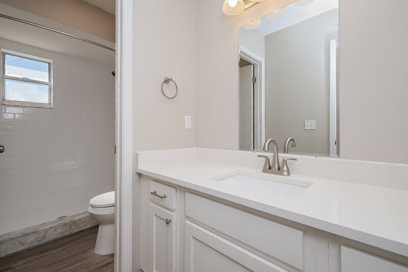 2,370/Mo, 736 Isleton Dr Brandon, FL 33511 Main Bathroom View