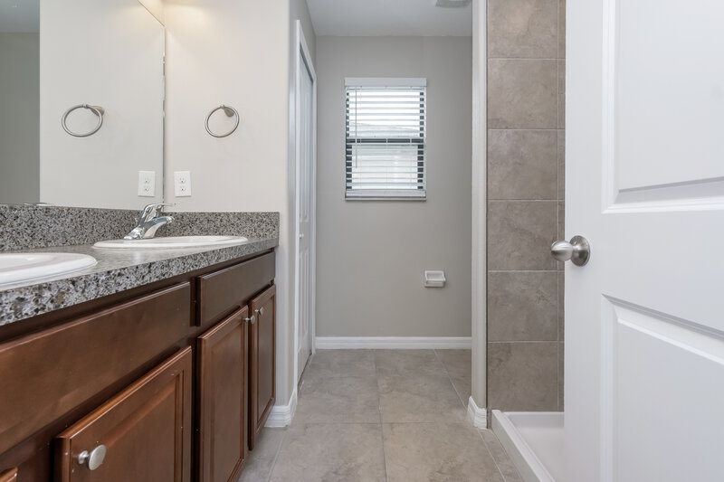 3,830/Mo, 7405 Clary Sage Ave Tampa, FL 33619 Main Bathroom View