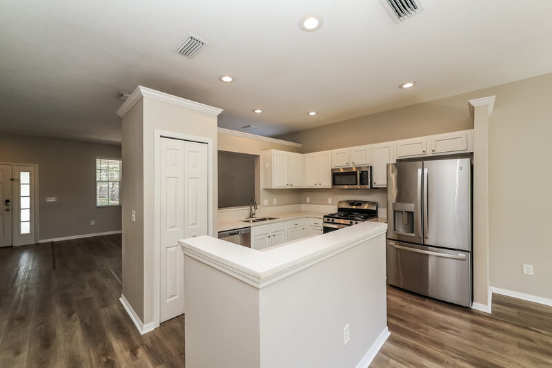 2,295/Mo, 6707 Cambridge Park Dr Apollo Beach, FL 33572 Kitchen View 2