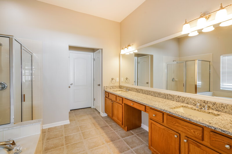 4,250/Mo, 2018 Samantha Ln Valrico, FL 33594 Main Bathroom View