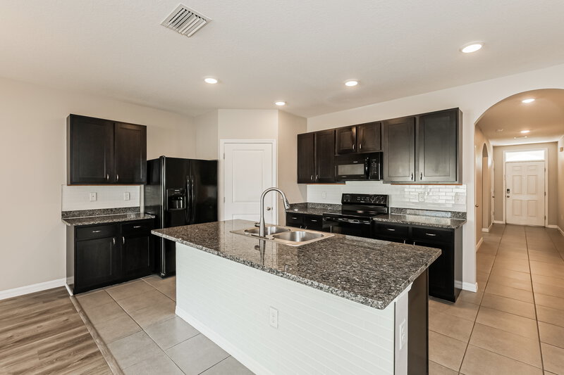 0/Mo, 12009 Gillingham Harbor Ln Gibsonton, FL 33534 Kitchen View