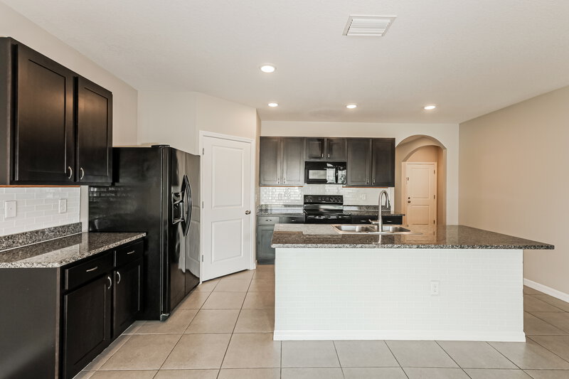 0/Mo, 12009 Gillingham Harbor Ln Gibsonton, FL 33534 Kitchen View 2