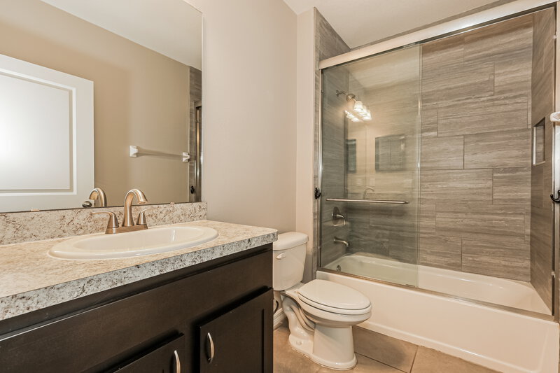 0/Mo, 12009 Gillingham Harbor Ln Gibsonton, FL 33534 Bathroom View