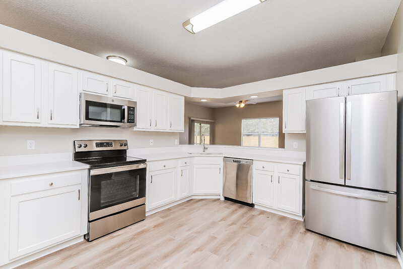 4,120/Mo, 807 Greenbelt Cir Brandon, FL 33510 Kitchen View