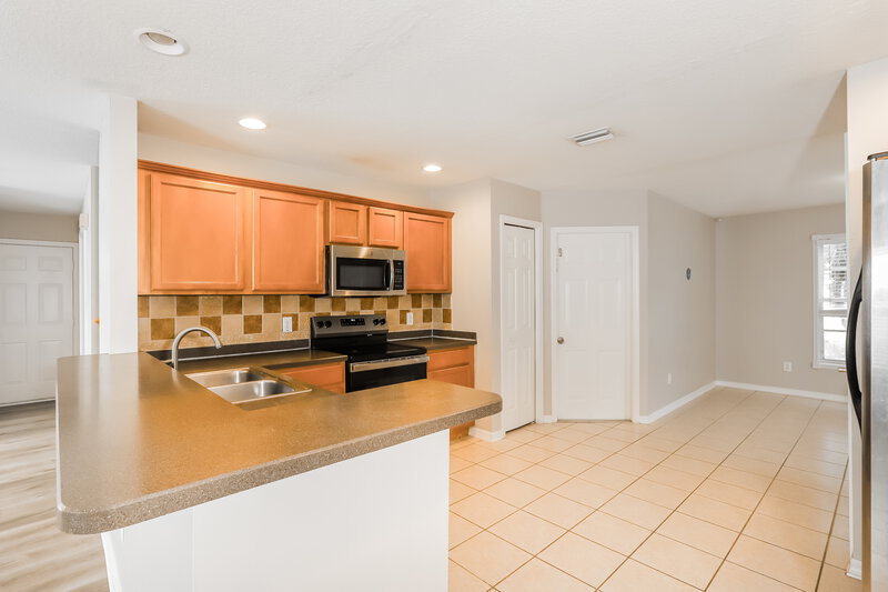 3,345/Mo, 17126 Falconridge Rd Lithia, FL 33547 Kitchen View 2