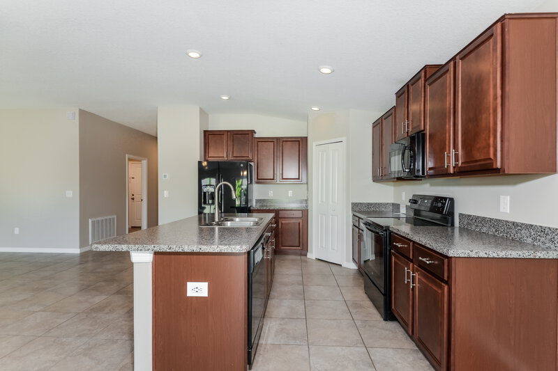 2,315/Mo, 6706 Trent Creek Dr Sun City Center, FL 33573 Kitchen View 2