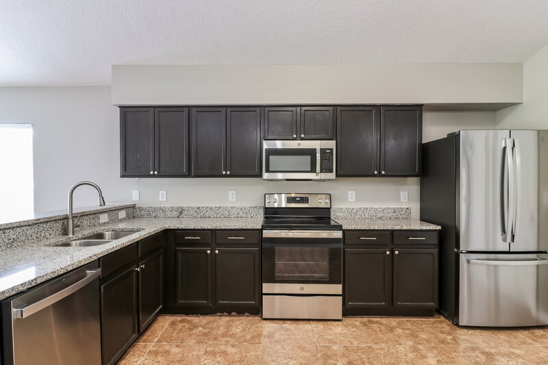 3,520/Mo, 4307 Reynolds Oaks Pl Plant City, FL 33563 Kitchen View 2