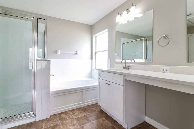 3,520/Mo, 4307 Reynolds Oaks Pl Plant City, FL 33563 Main Bathroom View