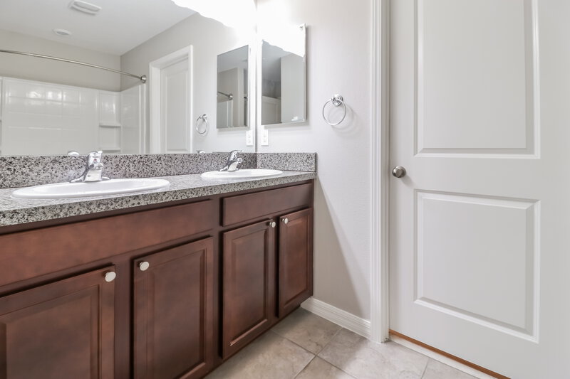 2,565/Mo, 14208 Covert Green Pl Riverview, FL 33579 Main Bathroom View