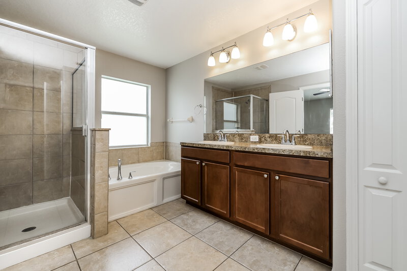 2,355/Mo, 509 Vista Ridge Dr Ruskin, FL 33570 Main Bathroom View