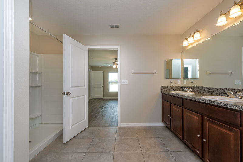 2,435/Mo, 11220 Leland Groves Dr Riverview, FL 33579 Main Bathroom View