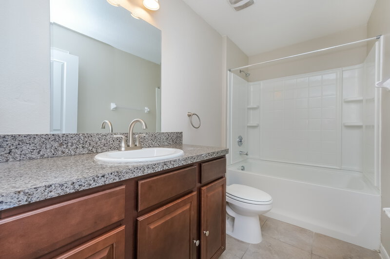 2,435/Mo, 11220 Leland Groves Dr Riverview, FL 33579 Bathroom View