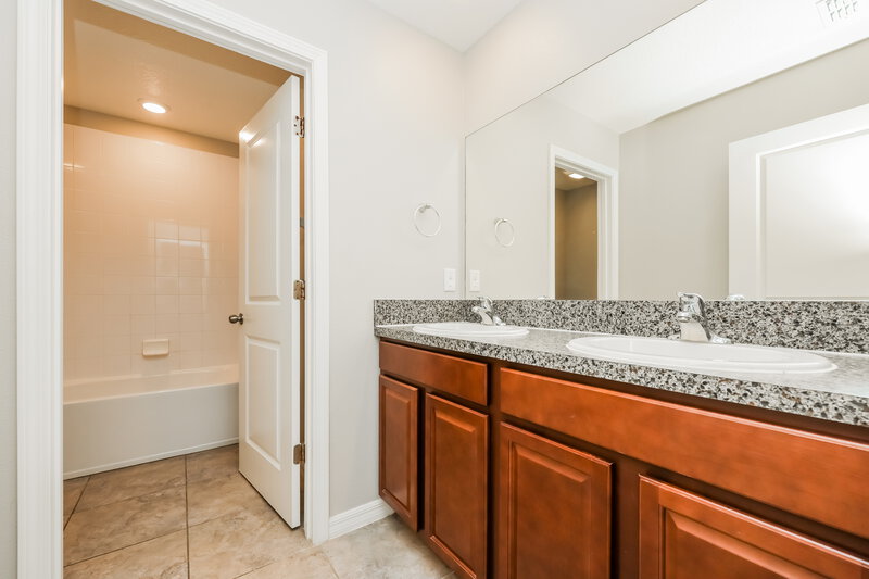 2,465/Mo, 15425 Broad Brush Dr Ruskin, FL 33573 Bathroom View