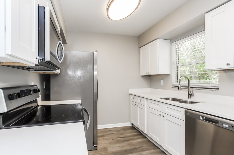 1,765/Mo, 302 Walker Ave Brooksville, FL 34601 Kitchen View 2