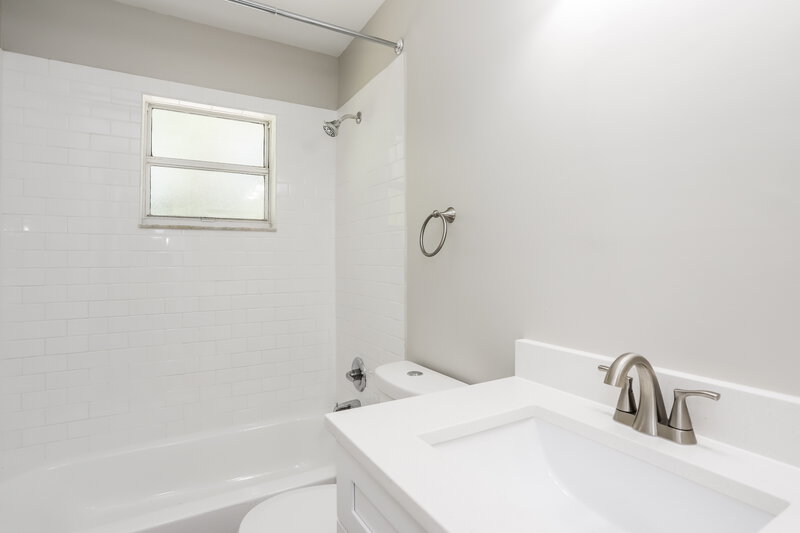 1,765/Mo, 302 Walker Ave Brooksville, FL 34601 Bathroom View