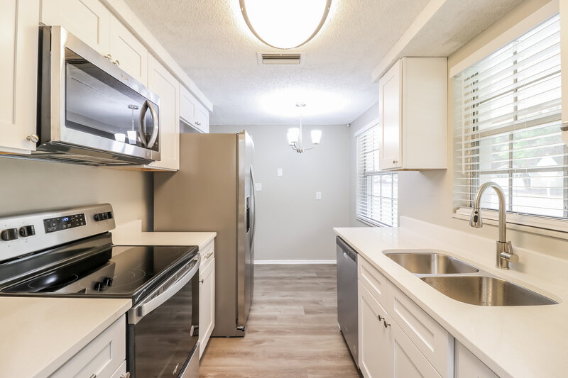 1,570/Mo, 27084 Roper Rd Brooksville, FL 34602 Kitchen View