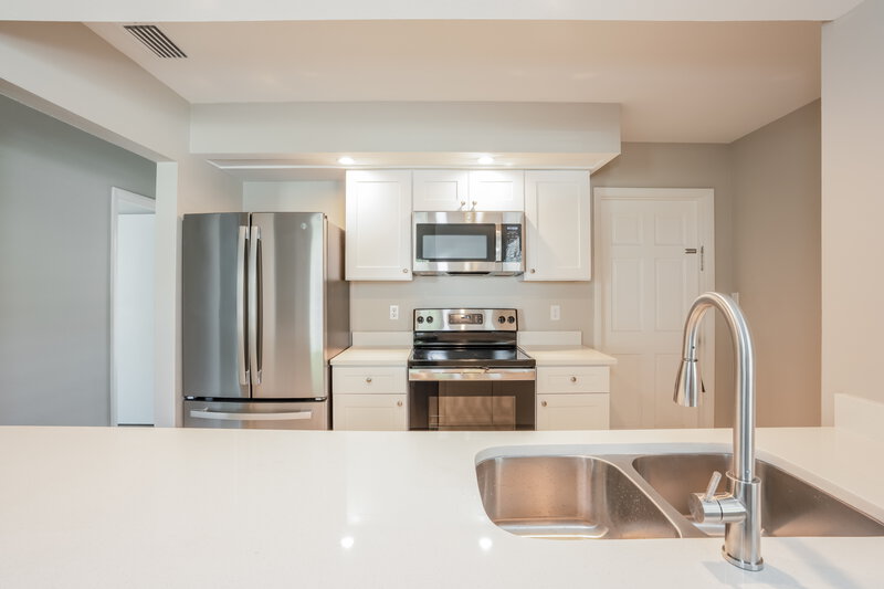 2,690/Mo, 1355-5 Iron Dr Lakeland, FL 33801 Kitchen View