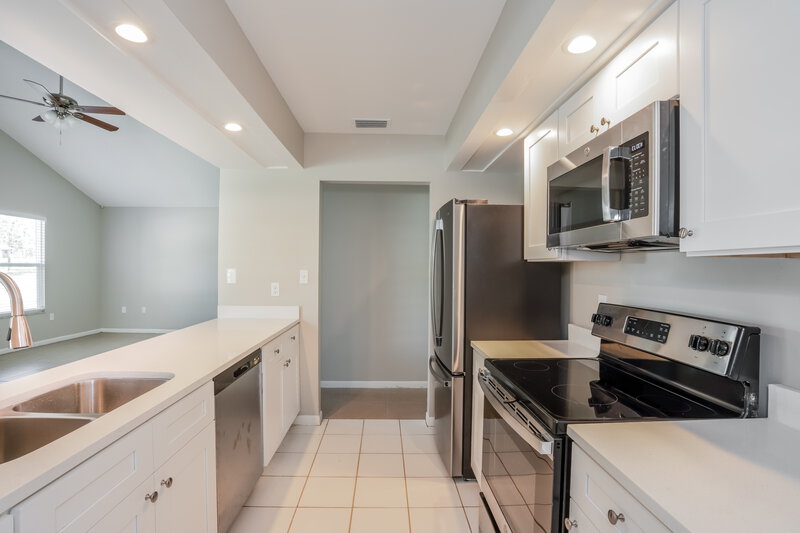 2,690/Mo, 1355-5 Iron Dr Lakeland, FL 33801 Kitchen View 2