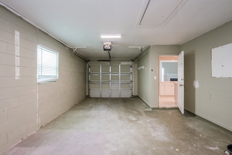 2,690/Mo, 1355-5 Iron Dr Lakeland, FL 33801 Garage View