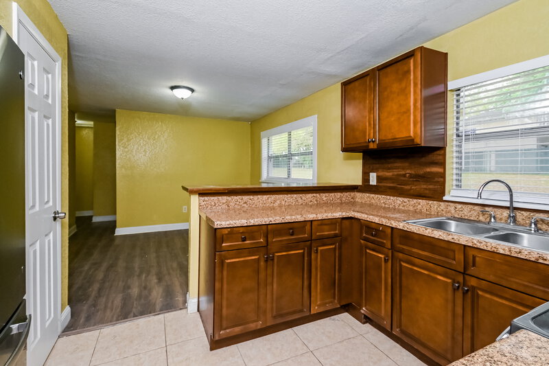 1,835/Mo, 1604 Wright Dr Lakeland, FL 33805 Kitchen View 2