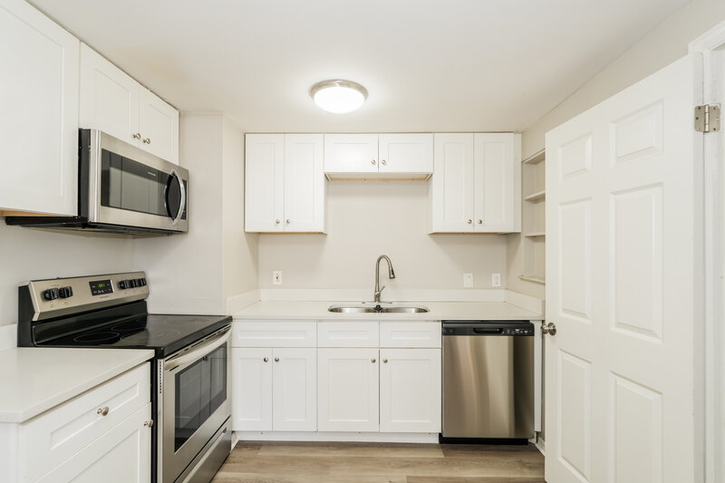 2,870/Mo, 2014 E Humphrey St Tampa, FL 33604 Kitchen View