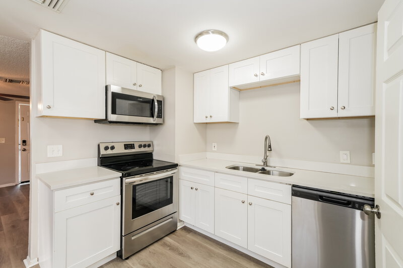 2,870/Mo, 2014 E Humphrey St Tampa, FL 33604 Kitchen View 2