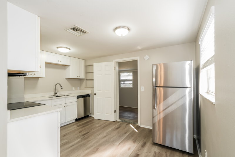 2,870/Mo, 2014 E Humphrey St Tampa, FL 33604 Kitchen View 3