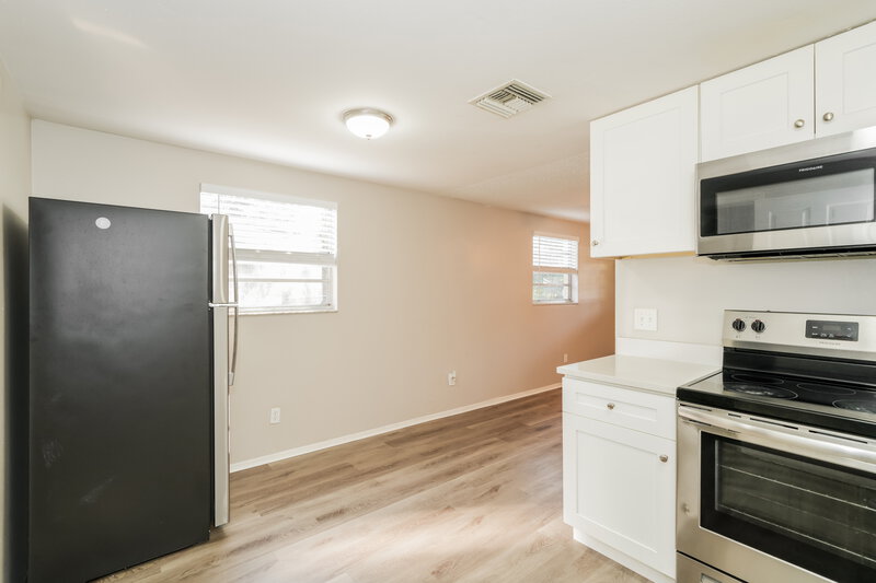 2,870/Mo, 2014 E Humphrey St Tampa, FL 33604 Kitchen View 4
