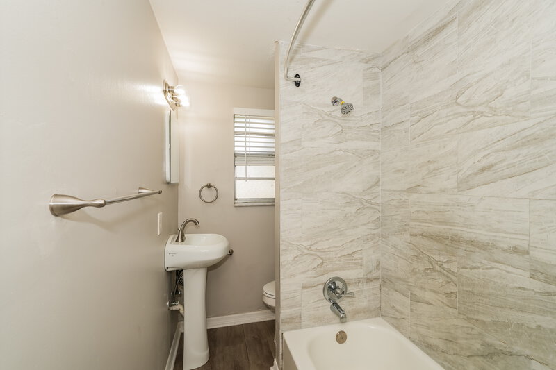 2,870/Mo, 2014 E Humphrey St Tampa, FL 33604 Main Bathroom View