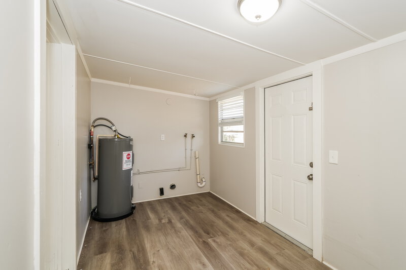 2,870/Mo, 2014 E Humphrey St Tampa, FL 33604 Laundry Room View