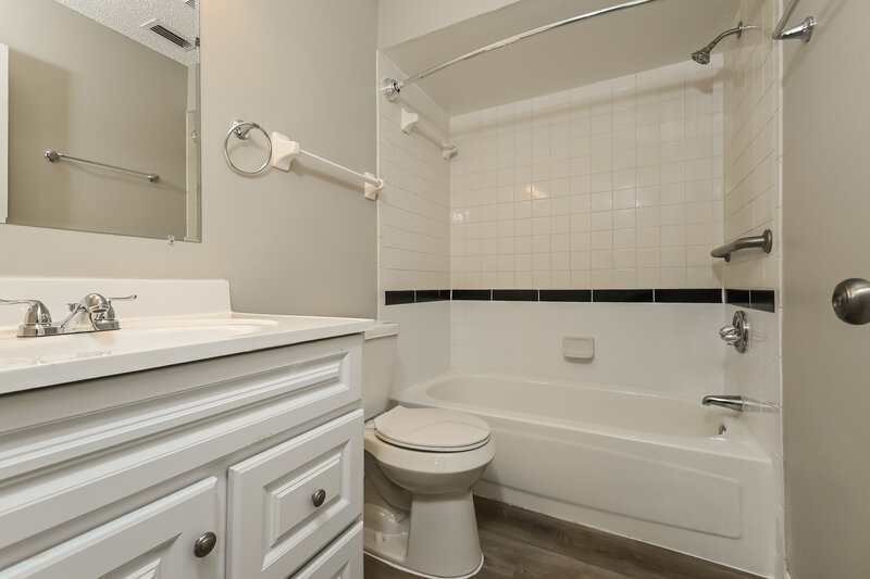 1,860/Mo, 5227 Grace St E Lakeland, FL 33810 Main Bathroom View