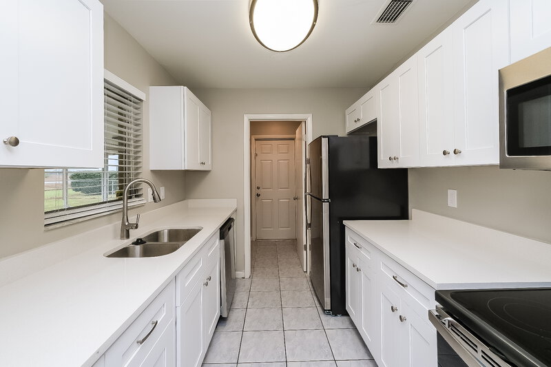 1,790/Mo, 9350 Bayside Ct Spring Hill, FL 34608 Kitchen View 2