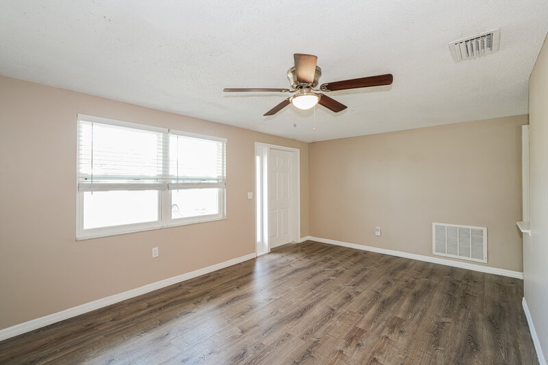 1,705/Mo, 10740 Piccadilly Rd Port Richey, FL 34668 Living Room View 2