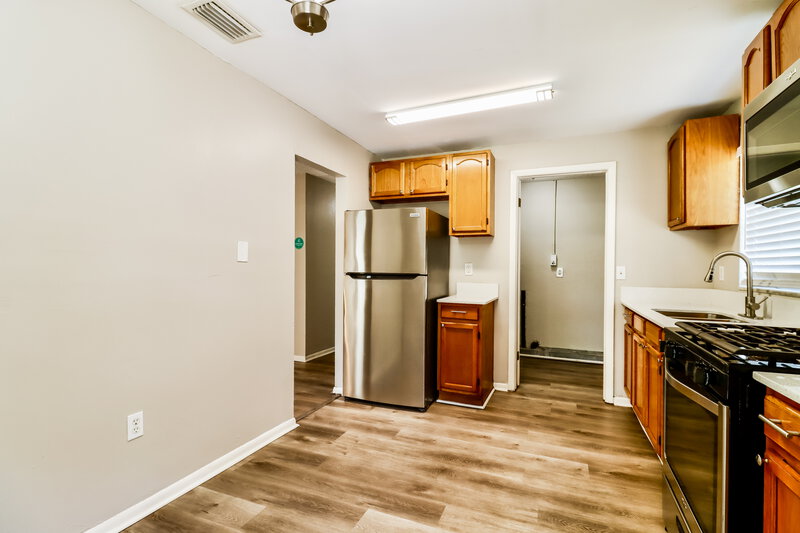 1,795/Mo, 1134 La Salle St Clearwater, FL 33755 Kitchen View 2