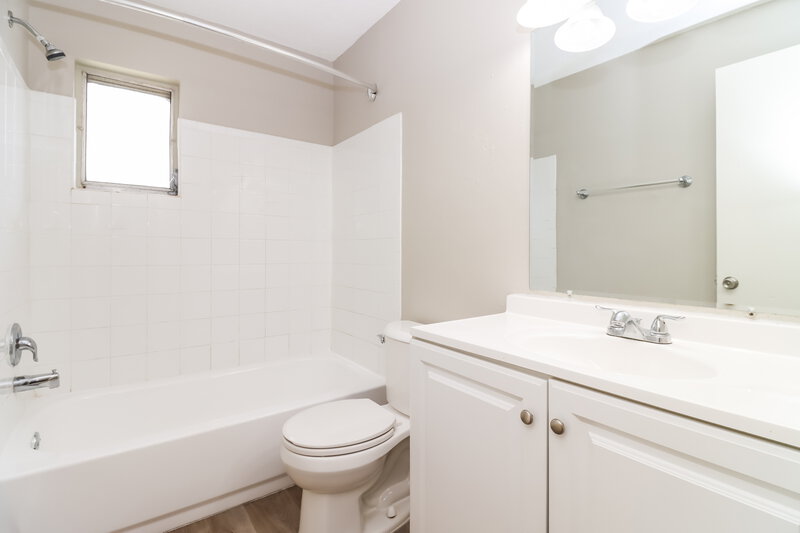 1,795/Mo, 1134 La Salle St Clearwater, FL 33755 Main Bathroom View
