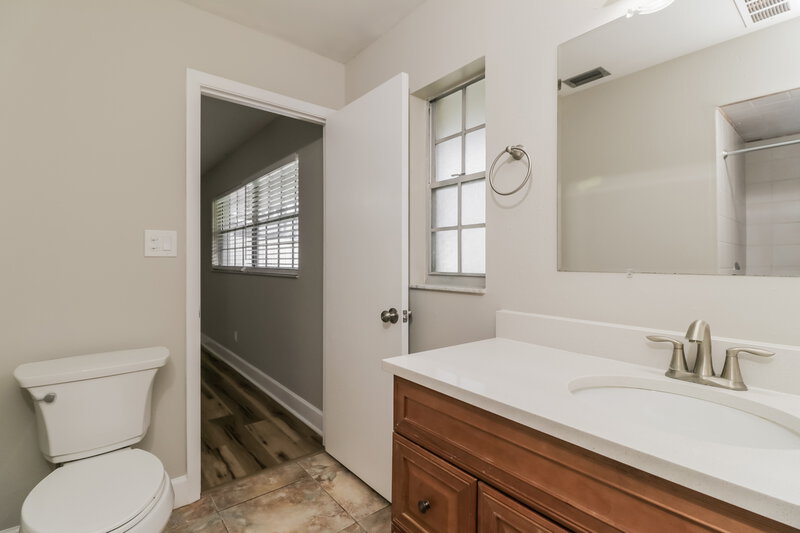 1,975/Mo, 31213 Lancewood Dr Brooksville, FL 34602 Main Bathroom View