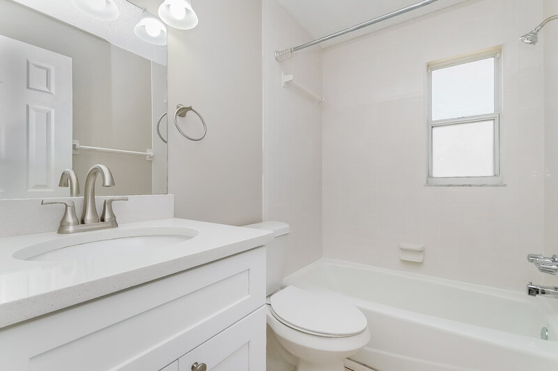 3,290/Mo, 7437 Jenner Ave New Port Richey, FL 34655 Main Bathroom View