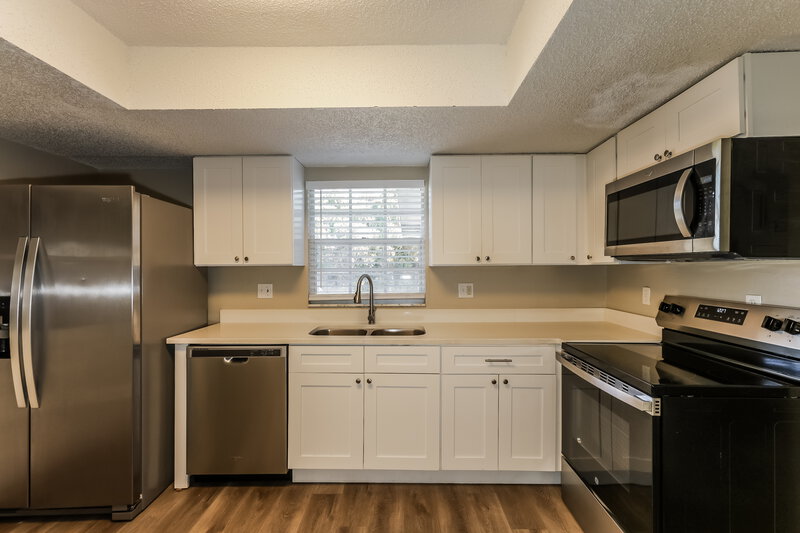 1,990/Mo, 7219 Brown Fox Run Lakeland, FL 33810 Kitchen View 2