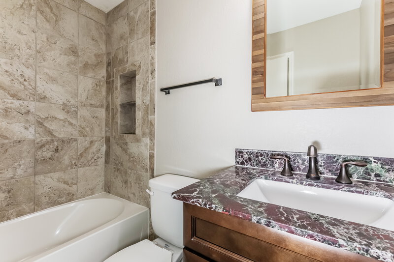 1,990/Mo, 7219 Brown Fox Run Lakeland, FL 33810 Bathroom View