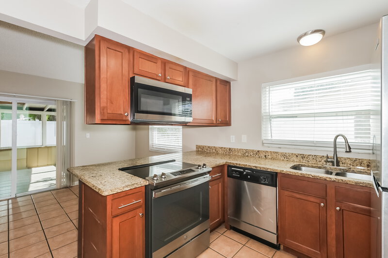 2,010/Mo, 420 Silver Hill Dr Valrico, FL 33594 Kitchen View