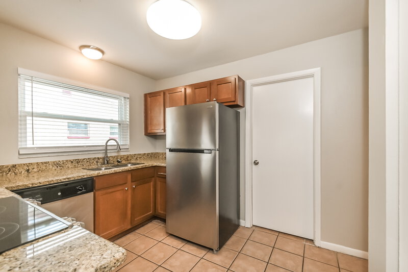 2,115/Mo, 420 Silver Hill Dr Valrico, FL 33594 Kitchen View