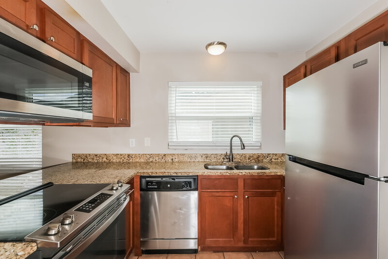 2,010/Mo, 420 Silver Hill Dr Valrico, FL 33594 Kitchen View 2