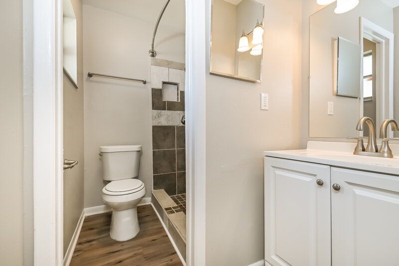 2,115/Mo, 420 Silver Hill Dr Valrico, FL 33594 Main Bathroom View